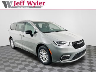 New 2025 Chrysler Pacifica Select image 1