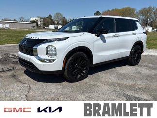 Used 2023 Mitsubishi Outlander SE image 1