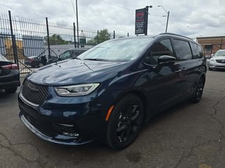 Used 2025 Chrysler Pacifica Limited image 1