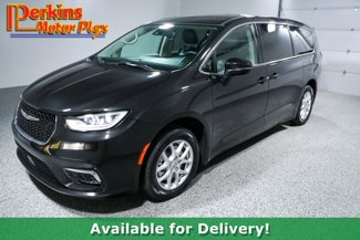 Used 2023 Chrysler Pacifica Touring-L image 1