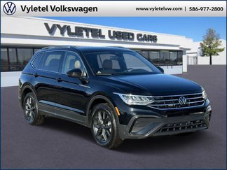 Used 2024 Volkswagen Tiguan SE w/ Panoramic Sunroof Package image 1