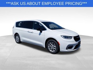 New 2025 Chrysler Pacifica Select image 1