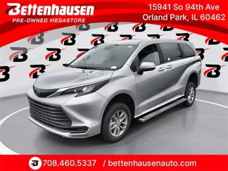 Used 2024 Toyota Sienna LE image 1