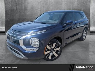 Used 2025 Mitsubishi Outlander SE image 1