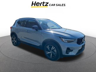 Used 2024 Volvo XC40 B5 Core image 1