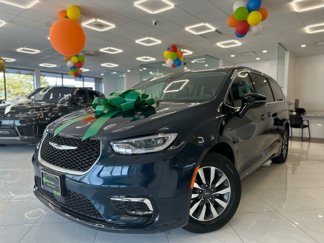 Used 2024 Chrysler Pacifica Select image 1