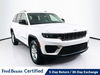 Used 2023 Jeep Grand Cherokee Laredo image 1