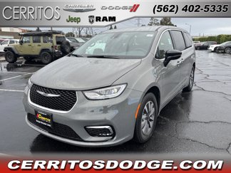 New 2025 Chrysler Pacifica Select image 1
