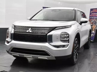 Used 2023 Mitsubishi Outlander SE image 1