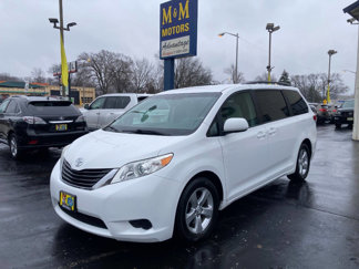 Used 2014 Toyota Sienna LE image 1