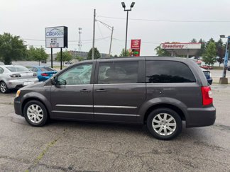 Used 2015 Chrysler Town & Country Touring image 1