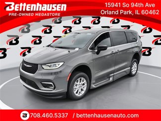 Used 2025 Chrysler Pacifica Select image 1