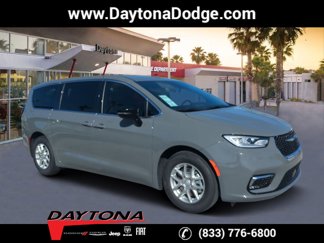 New 2025 Chrysler Pacifica Select image 1
