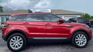 Used 2019 Land Rover Range Rover Evoque SE image 1