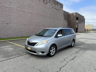 Used 2011 Toyota Sienna LE image 1