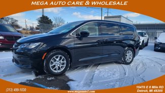 Used 2022 Chrysler Voyager LX image 1