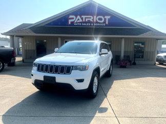 Used 2020 Jeep Grand Cherokee Laredo image 1