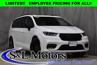 New 2025 Chrysler Pacifica Limited image 1