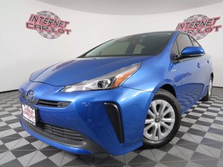 Used 2021 Toyota Prius LE image 1