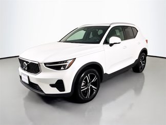 Used 2025 Volvo XC40 B5 Core image 1