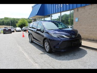 Used 2022 Toyota Sienna LE image 1