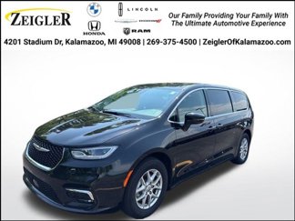 Used 2024 Chrysler Pacifica Touring-L image 1