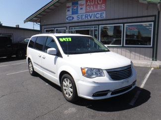 Used 2015 Chrysler Town & Country Touring image 1