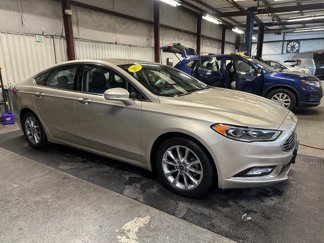 Used 2017 Ford Fusion SE image 1