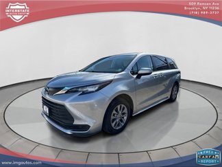 Used 2022 Toyota Sienna LE image 1
