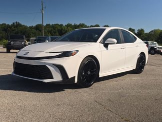Used 2025 Toyota Camry SE image 1