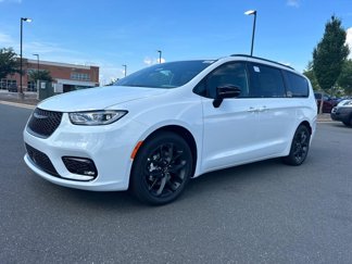 New 2024 Chrysler Pacifica Touring-L w/ Uconnect Theater Family Group image 1