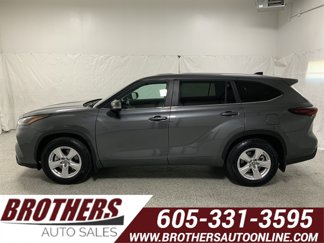 Used 2024 Toyota Highlander LE image 1