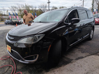 Used 2018 Chrysler Pacifica Touring-L image 1