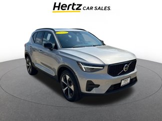 Used 2024 Volvo XC40 B5 Core image 1