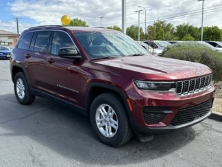 Used 2023 Jeep Grand Cherokee Laredo image 1