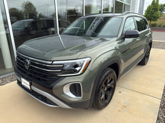 New 2025 Volkswagen Atlas Peak Edition SE image 1