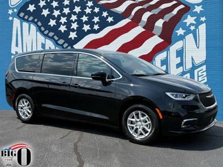 New 2025 Chrysler Pacifica Select image 1