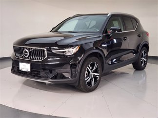 Used 2025 Volvo XC40 B5 Core image 1