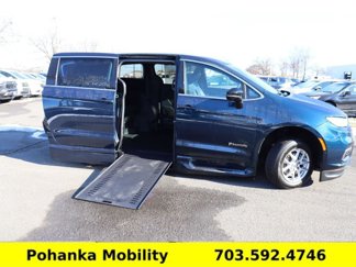 Used 2025 Chrysler Pacifica Select image 1