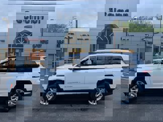 New 2025 Jeep Grand Cherokee L Laredo image 1