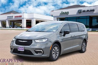 New 2025 Chrysler Pacifica Select image 1