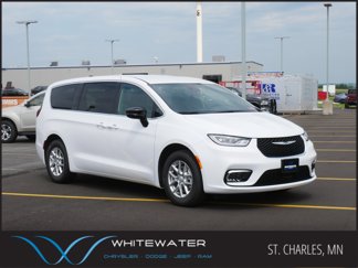 New 2025 Chrysler Pacifica Select image 1