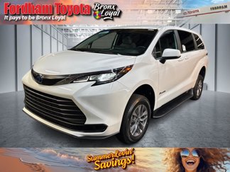 Used 2025 Toyota Sienna LE image 1
