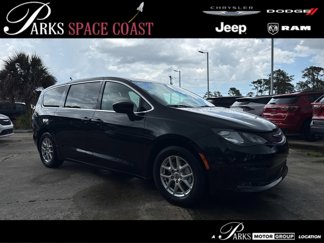 Used 2022 Chrysler Voyager LX image 1