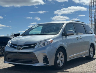Used 2020 Toyota Sienna LE image 1