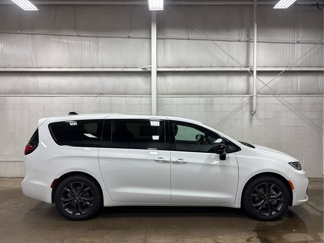 New 2026 Chrysler Pacifica Select image 1