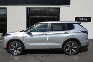 New 2025 Mitsubishi Outlander SE image 1