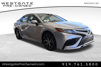 Used 2022 Toyota Camry SE image 1