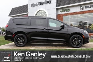 New 2026 Chrysler Pacifica Limited w/ Uconnect Theater Family Group image 1