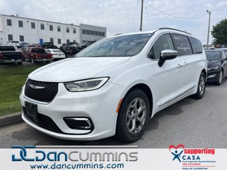 Used 2023 Chrysler Pacifica Limited image 1